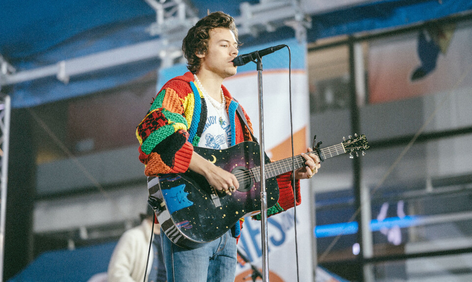 Sanger Harry Styles på scenen iført den striktrøje, der er blevet et IT-item, og som Eurowoman her bringer opsrkfiten på