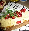 Crostini med artiskokcreme, granatæble og dild
