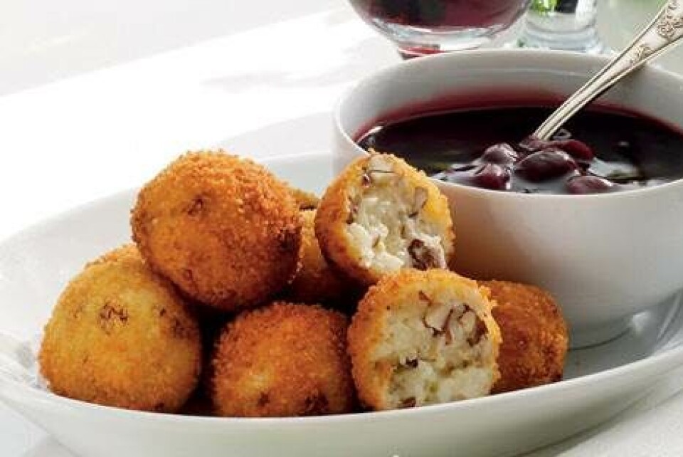 Risfrikadeller med kirsebærsovs