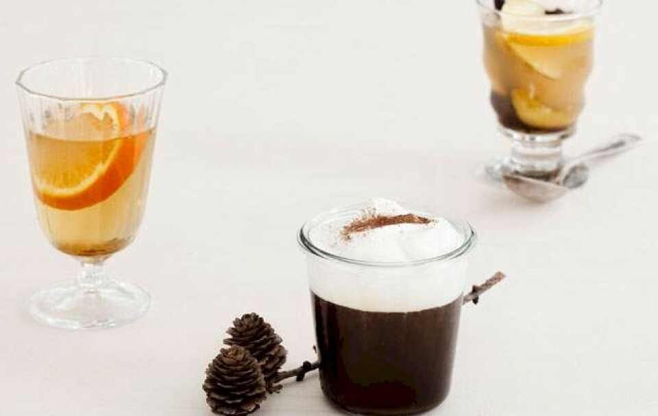 Varme juledrikke: Opskrifter på hvid gløgg, romtoddy og julekaffe