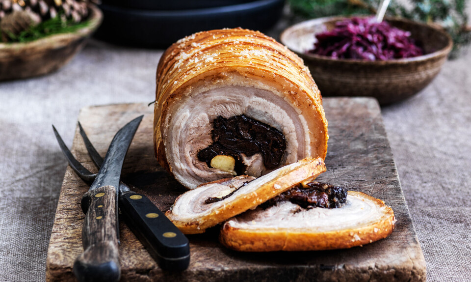 Porchetta med svesker, æbler og rosmarin