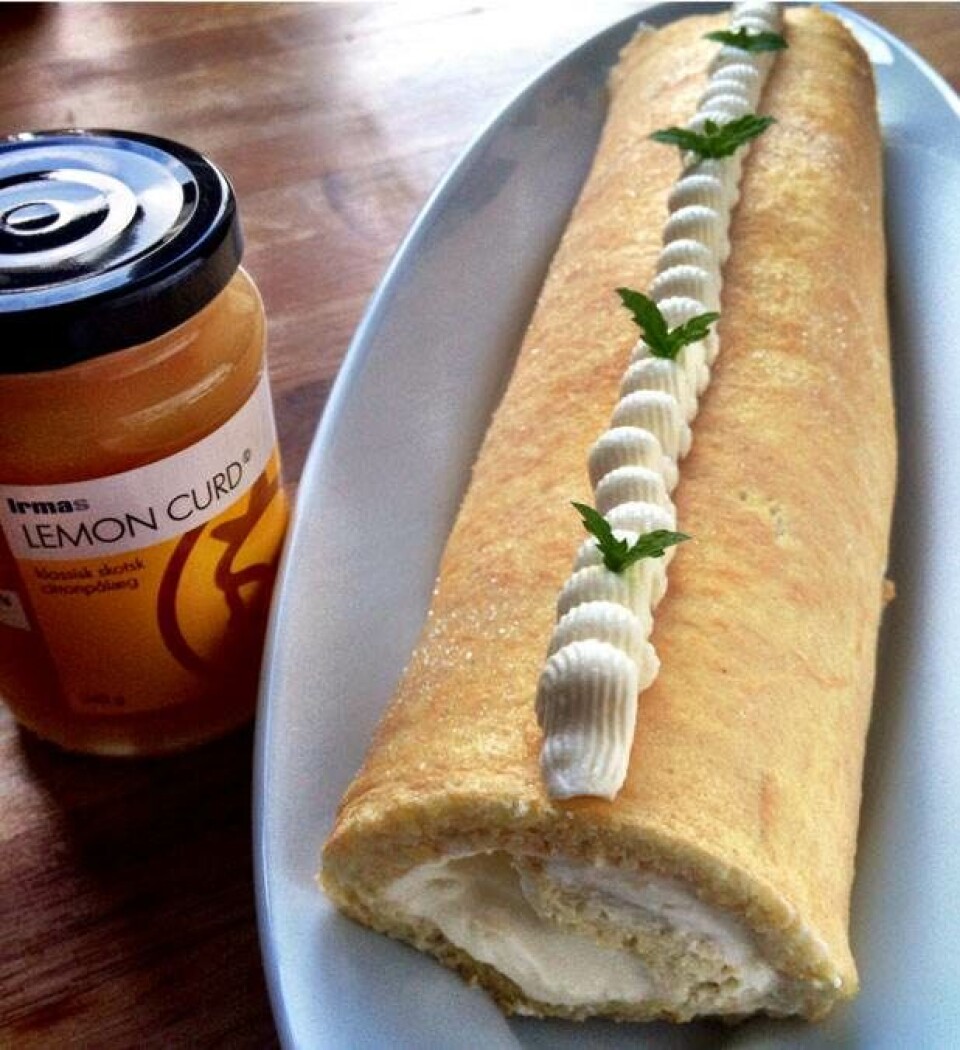 Mandelroulade med lemoncurd og hvid chokoladecreme fra Hjemmet