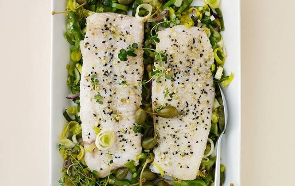 hvid fisk med grønsager