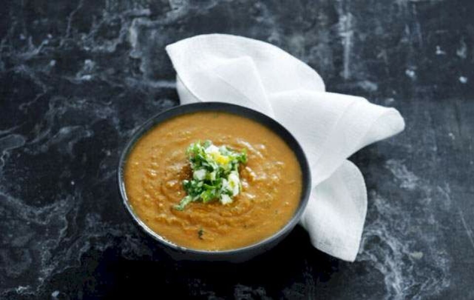 Opskrift på nem tomatsuppe med ægge-persille-topping