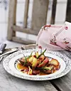 Skinkeschnitzel med æblebåde, tranebær og rosmarin