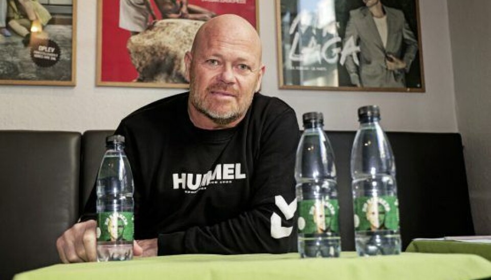 Stig Tøfting har sørget for kildevand med teaterplakaten som etikette til Bilkas kunder i aarhusområdet og andre steder. Overskuddet går ubeskåret til velgørende formål – herunder Kidsaid. (Foto: Niels Henrik Dam)