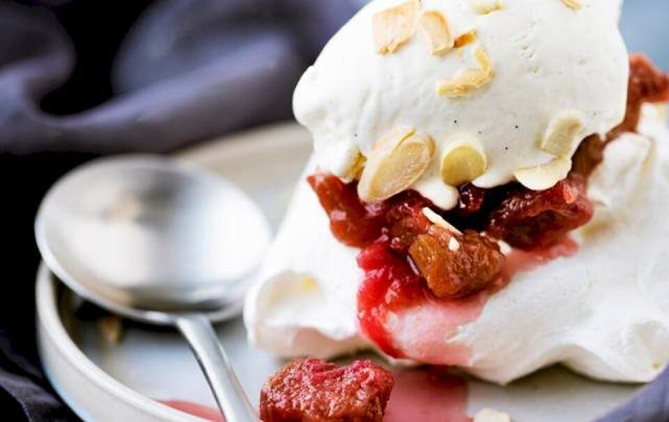 Marengs med rabarberkompot og vaniljeis