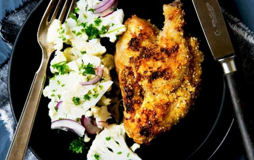 Poussiner med sprød sennepspanering og blomkålsalat