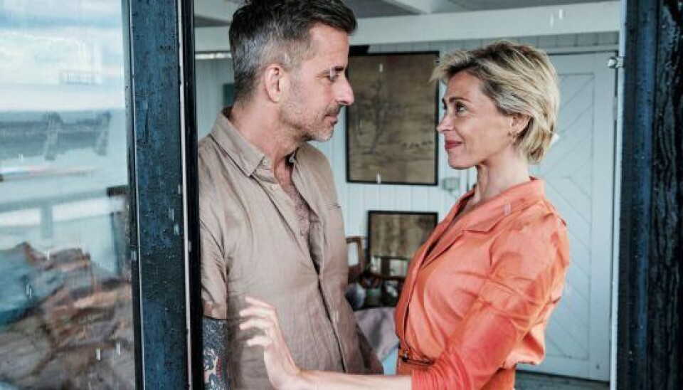 Begæret mellem Flemming (André Babikian) og Marianne (Laura Drasbæk) er så stort, at de ikke kan holde fingrene fra hinanden. (Foto: Henrik Petit/TV 2)