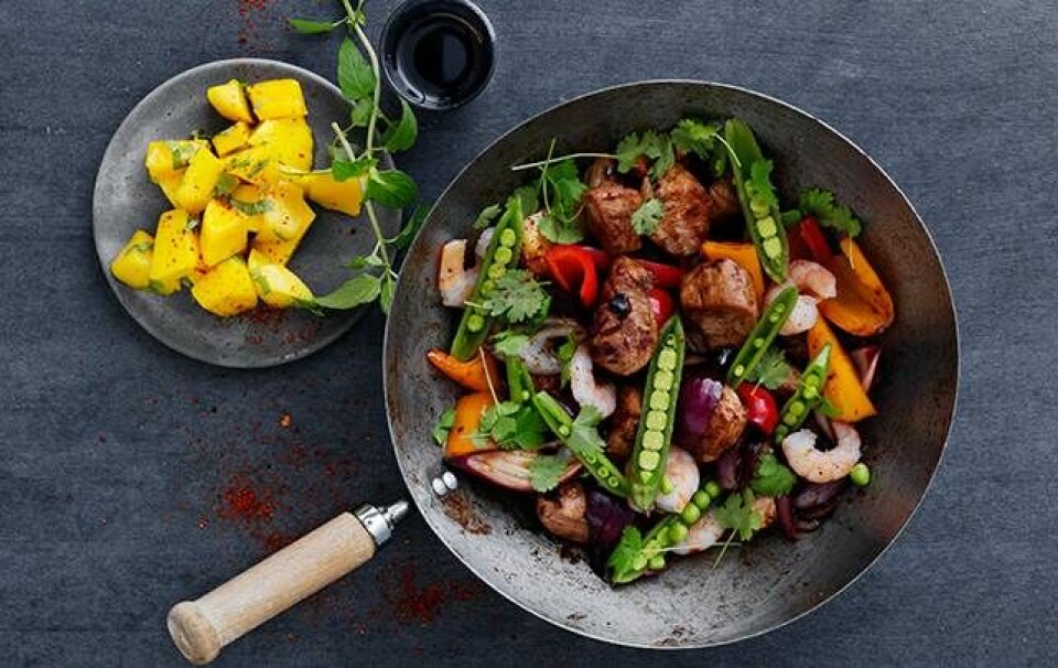 Wok med mørbrad, rejer & mangosalat