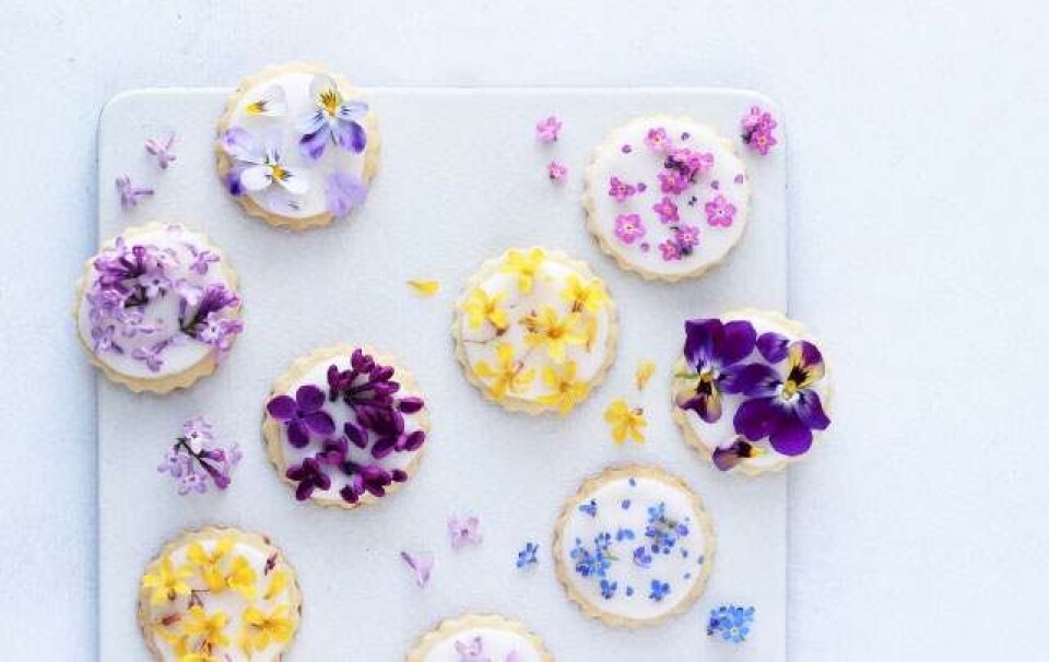 Marcipansmåkager med spiselige blomster