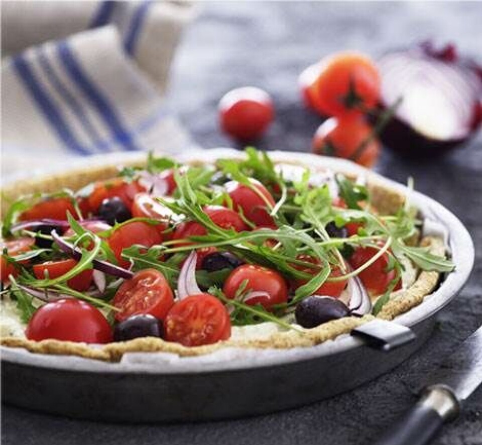 Grov tærte med fetacreme og salat