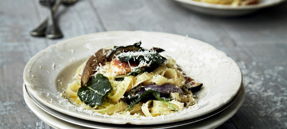 Tagliatelle med aubergine og salvie