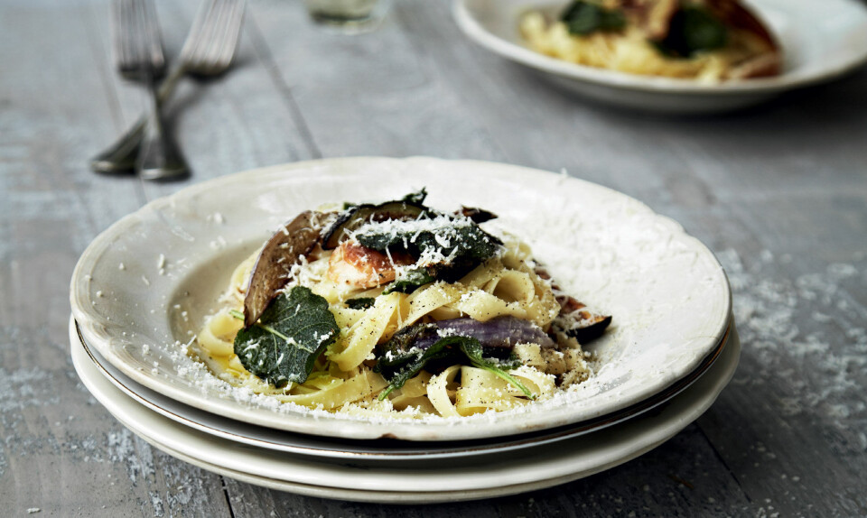Tagliatelle med aubergine og salvie