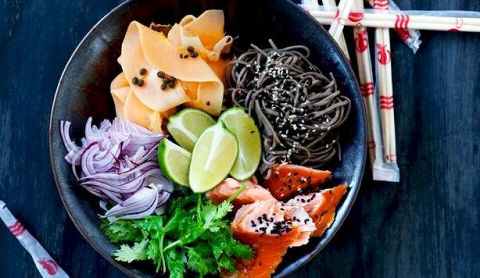 Opskrift på papayasalat med laks og miso