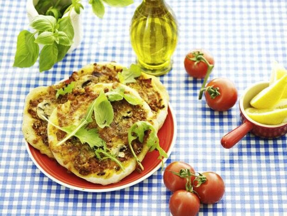 Små pizzaer med oksekød og champignon