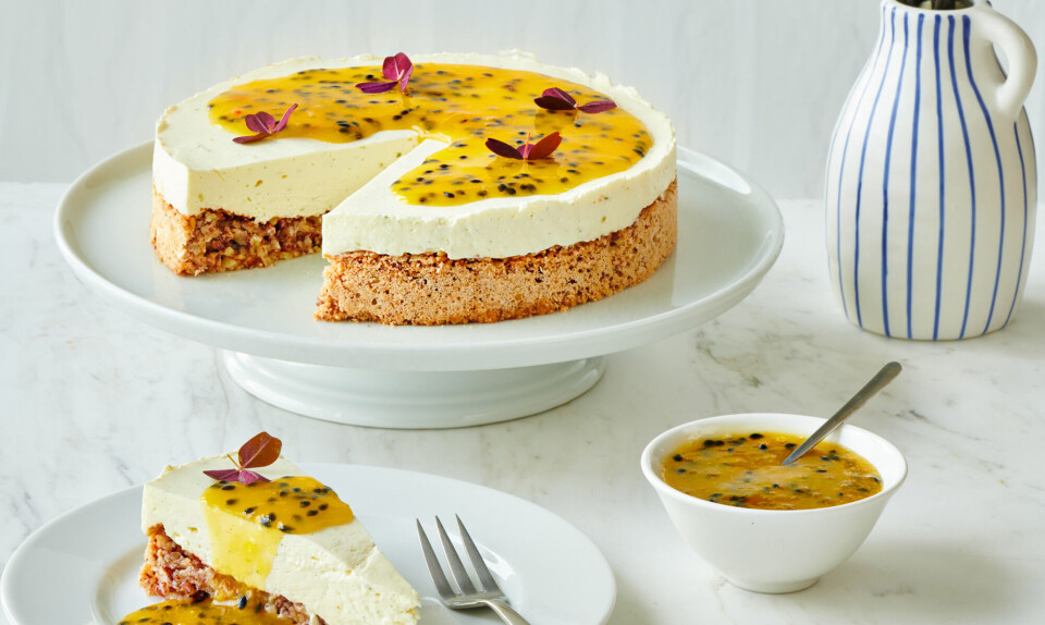 Cheesecake med mandelbund og passionsfrugt