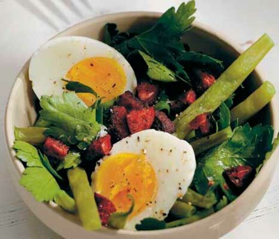 Salat med æg, bønner og chorizo