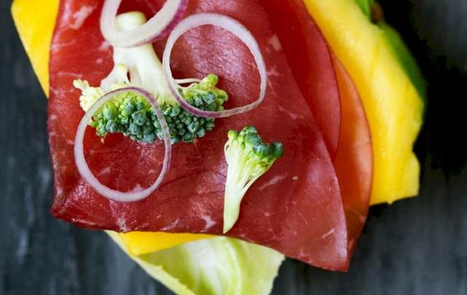 Opskrift på groft brød med avocado, mango og bresaola