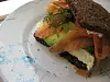 Rugbrød med rygeost, laks og avocado
