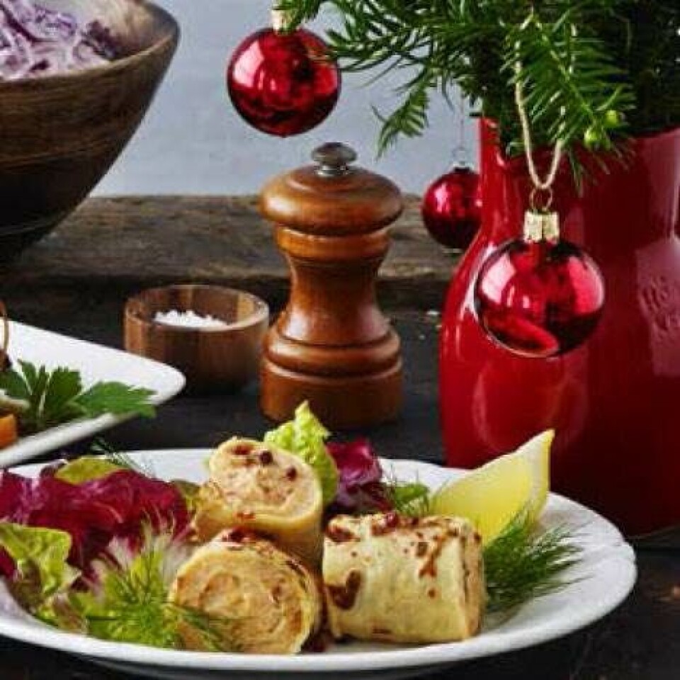 Kolde pandekager med laksemousse og salat