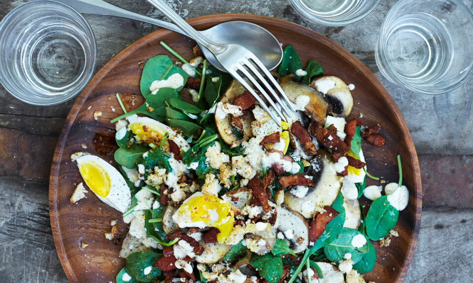 Spinatsalat med bacon, svampe og æg