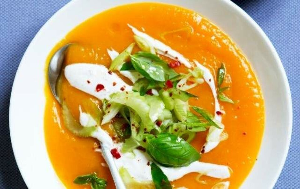 Opskrift på græskarsuppe med sprødt grønt og chili-yoghurt