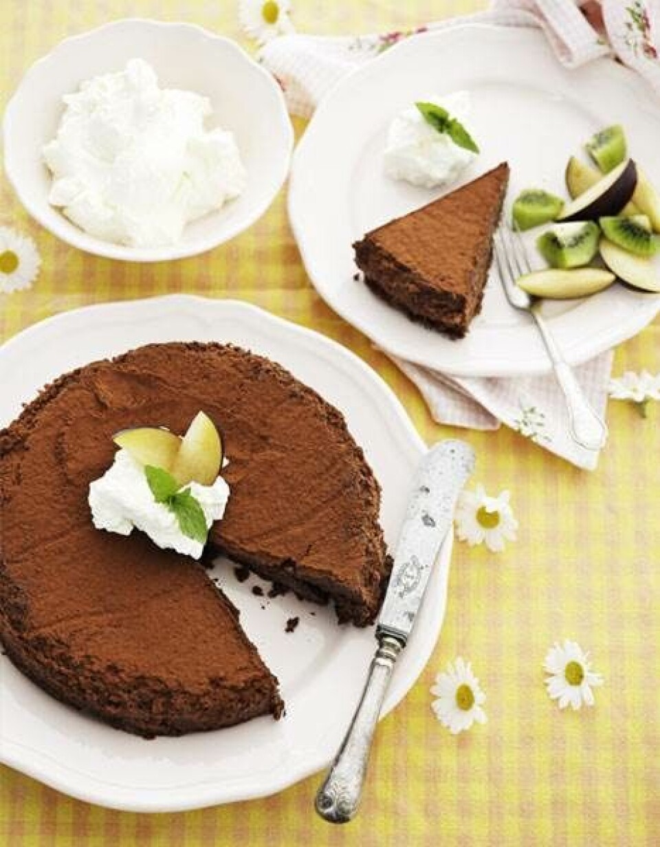 Chokoladedessertkage med orange og blommer