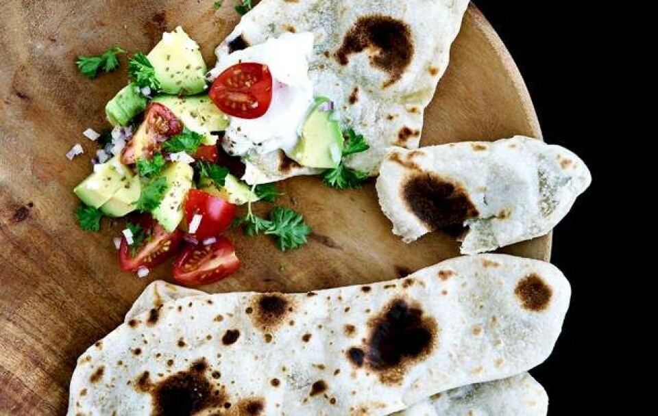 Chapati med avocado-tomat-salat og drænet yoghurt