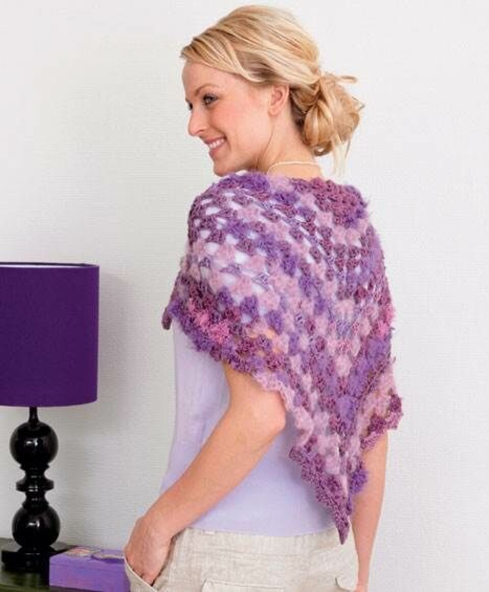 Smukt hæklet sjal i bløde garner fra Hjemmet