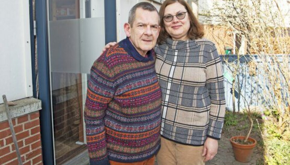 Søren med hustruen, Anne, som han har været gift med i 18 år, foran deres lille hyggelige rækkehus i Rødovre (Foto: Peter Hauerbach)