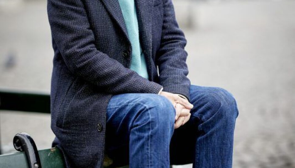 Wili Jønsson fra Gasolin har indtaget en bænk på Christianshavns Torv. (Foto: Bo Nymann)