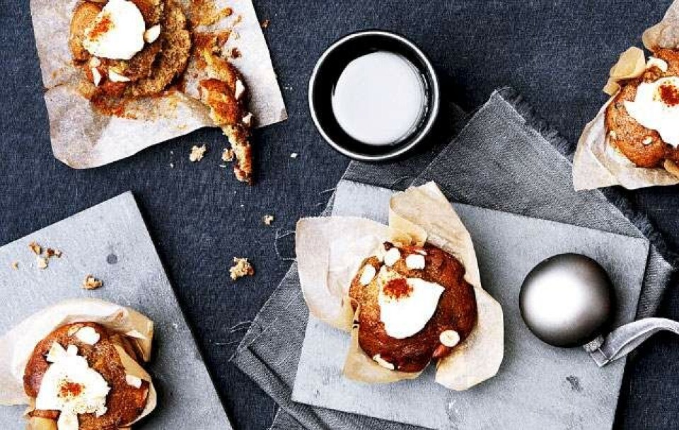 Krydrede muffins med dadler, squash og nødder