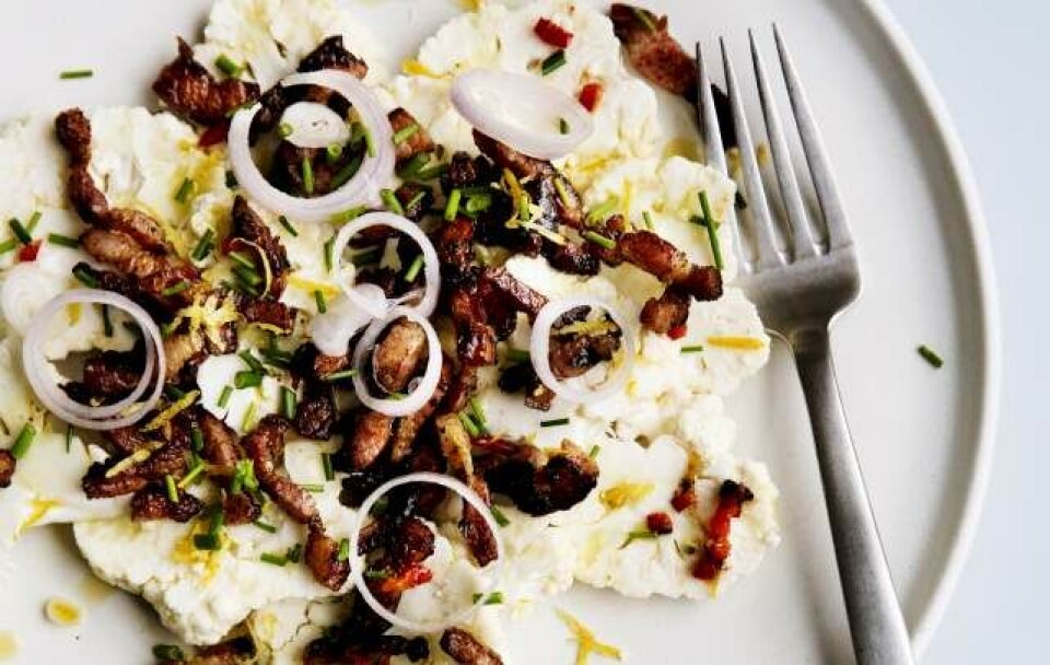 Blomkålssalat med bacon, skalotteløg, chili og citron