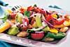 Salat med hvide bønner, bacon og frugt