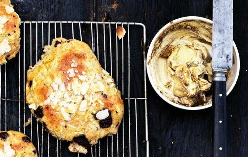 Hjemmebagte æbleboller med chokolade og mandler