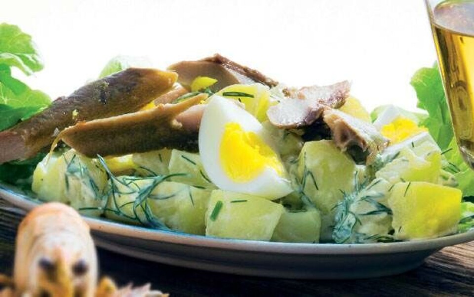 Kartoffelsalat med æg og røget sild