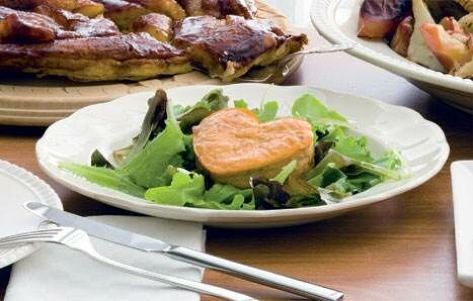 Tunfiskeæggekager med salat