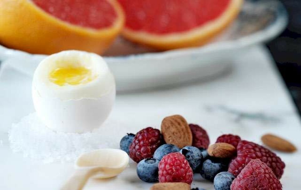 Kogt æg med blåbær og grapefrugt