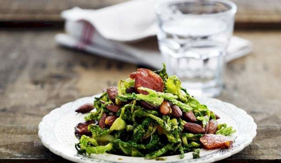 Opskrift på kål med chorizo og paprikamandler
