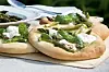 Pizza med asparges og gedeost
