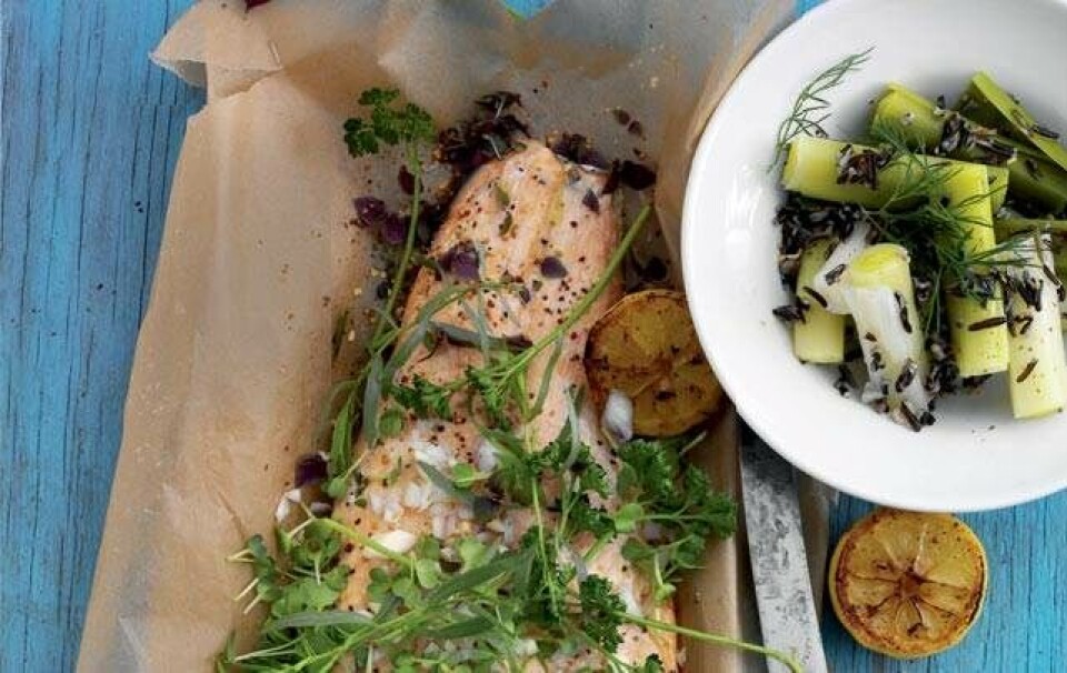 grillet fisk med salat