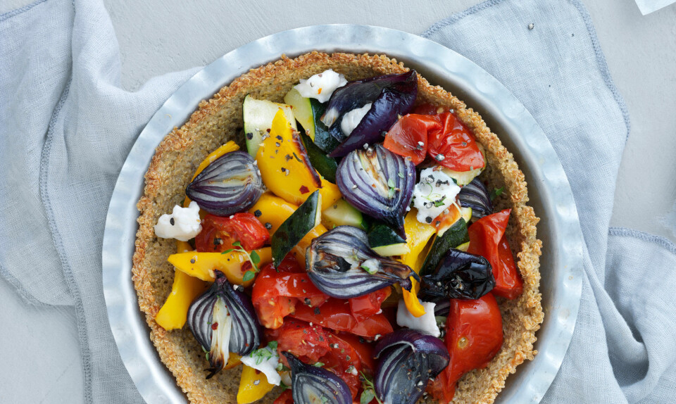 Quinoatærte med gedeost og bagte grøntsager