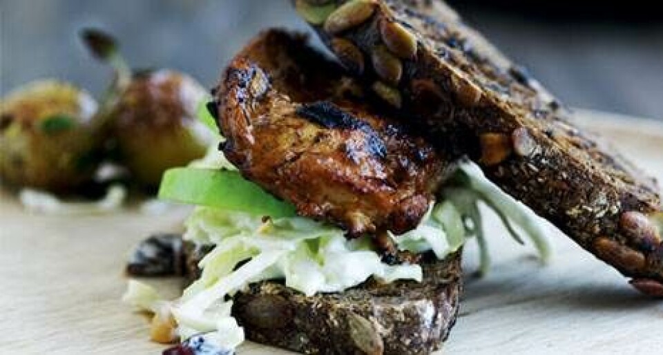 BBQ-Kyllingeburger med forårscoleslaw