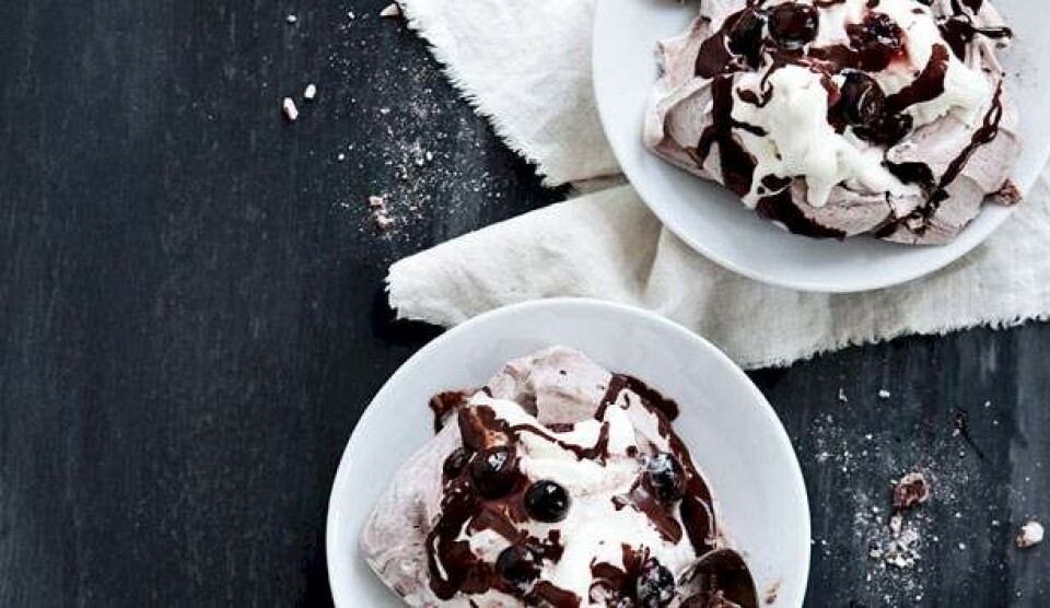 Opskrift på is med marengs og chokoladesauce