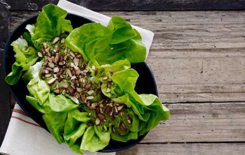 Salat med salatdressing & røgede mandler