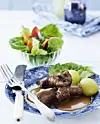 Kalveroulader med røget skinke serveret med tomat og gulerodssalat