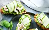 Få opskriften på crostini med ærtepesto og rejer