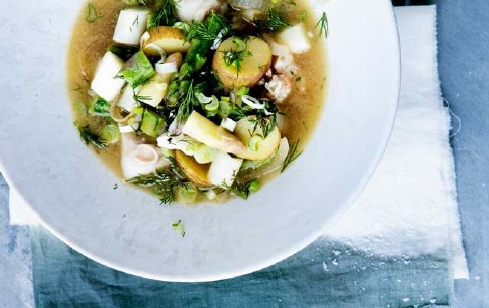 Grov fiskesuppe med nye kartofler og asparges