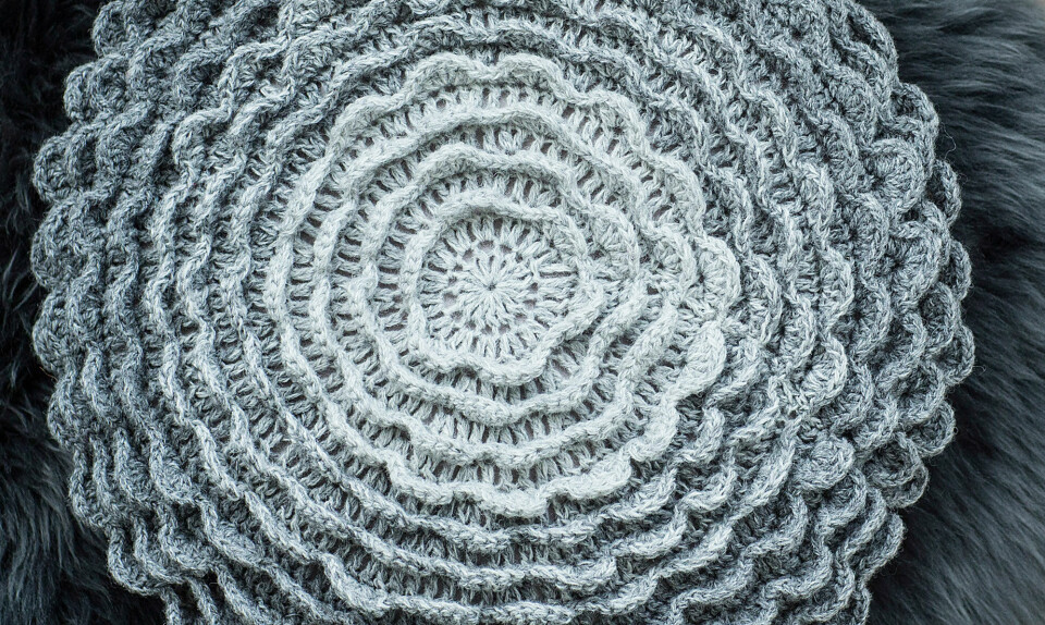 Blomsterpude i grå nuancer